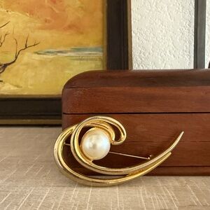 Elegant Gold and Pearl Brooch